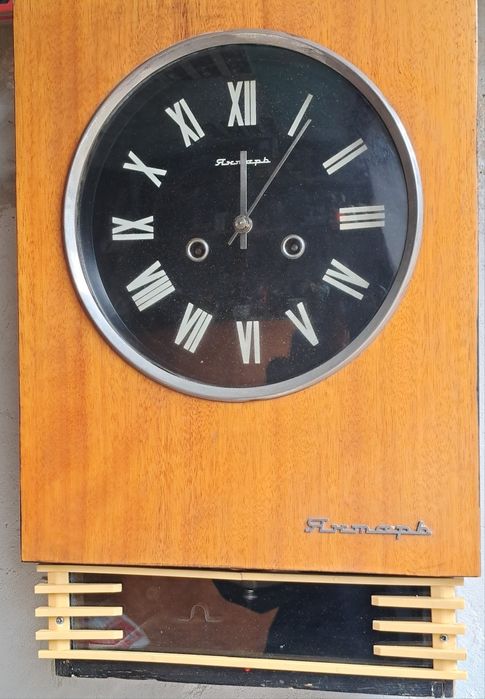 Стенен часовник Янтар