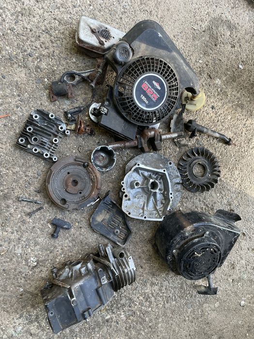 Dezmembrez motor BRIGGS&STRATTON