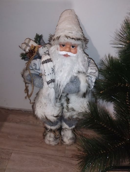 Елка вместе с дед морозом и игрушками