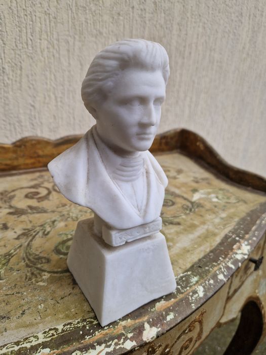 Чудесен антикварен мраморен бюст
