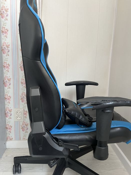 Игровое кресло dxracer
