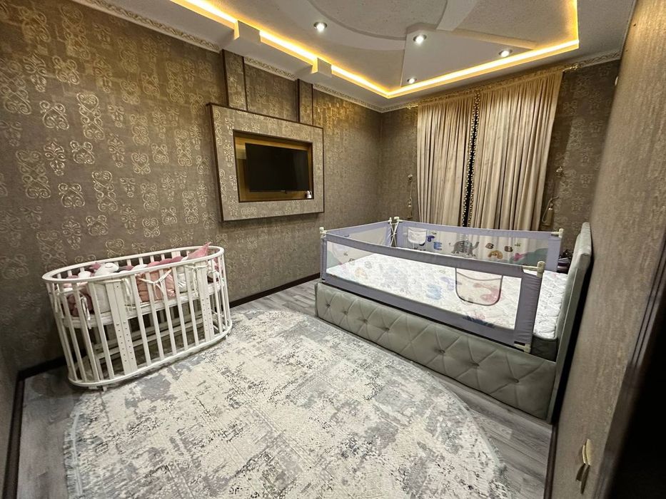 Продам свою 4 комнатную  квартиру 8й этаж 8 этажного дома