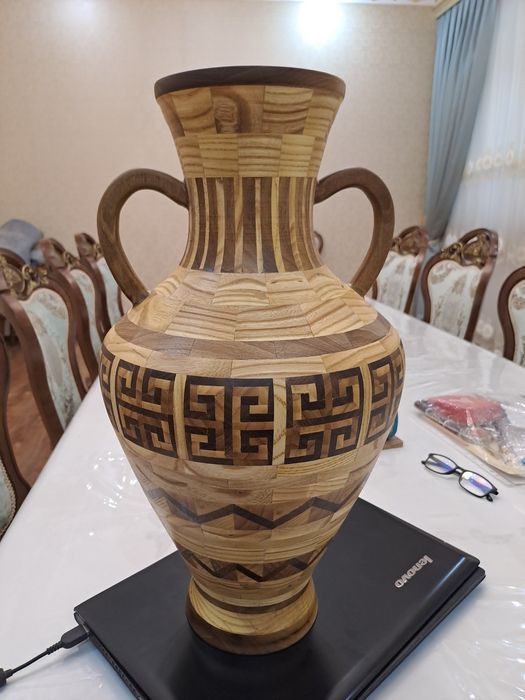 Амфора в греческом стиле изготовлено твёрдых пород дерева