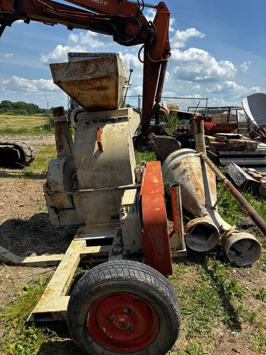 Moara cu ciclon si ciocanele după tractor