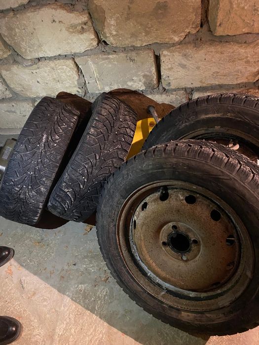 Зимний шипованные покрышки  1 покрышка 15 тысяч тенге без диски