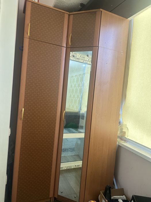 Продам шкаф угловой и комод