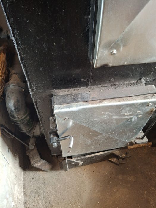 Vând cazan  pe lemne în stare foarte buna