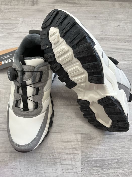 Продам кроссовки утепленные