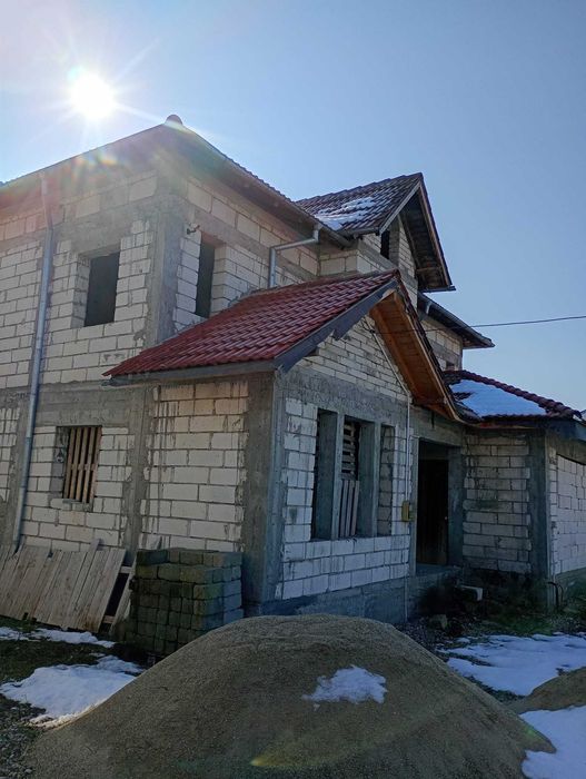 Casa de vanzare cu etaj si mansaeda.