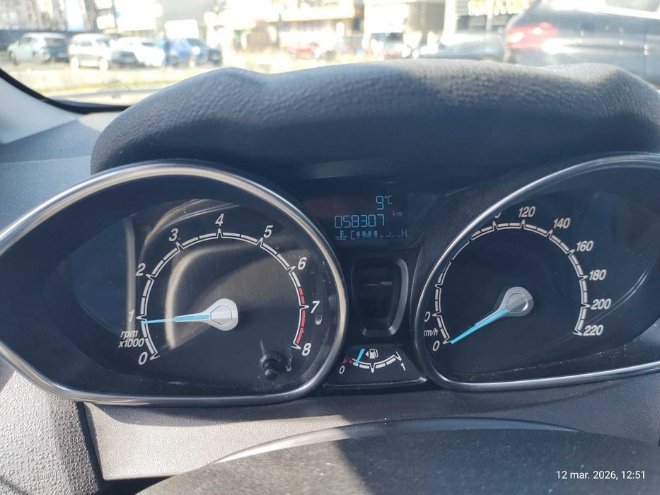 Vand ford Fiesta 2015 / 64,000 km / 5.800 euro .