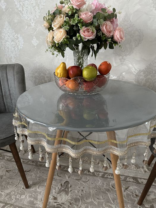 Круглый стол с стульями