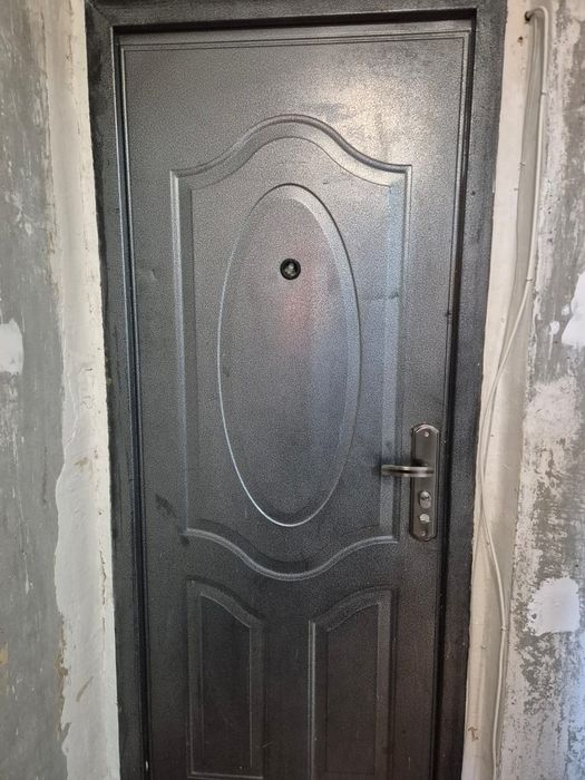 Продам входную дверь