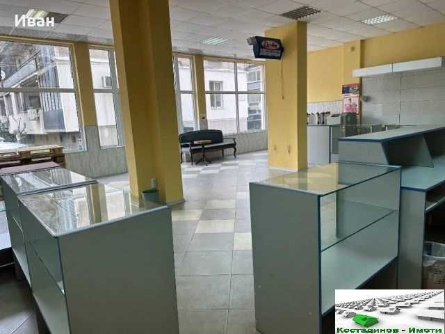 Дава се под наем Магазин в Пловдив, Кючук Париж - 100 кв.м за 947.58 € - Снимка #1