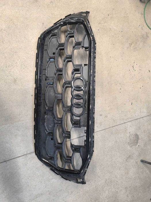 Ауди Q8 централна решетка