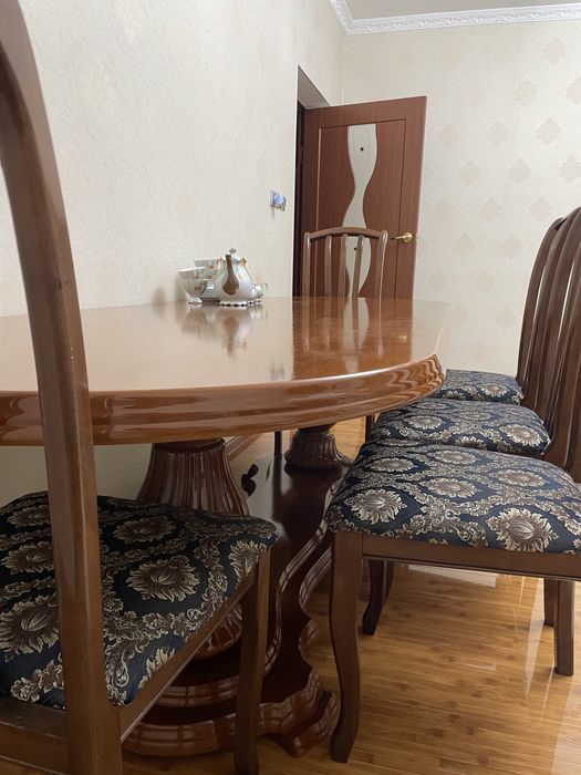 Стол со стульями для гостинной