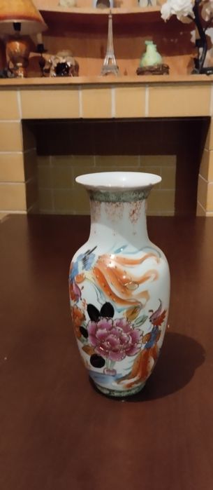 Продам фарфоровую вазу.