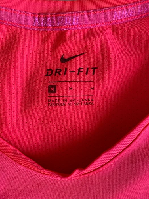 Тениска Nike в неоново розово