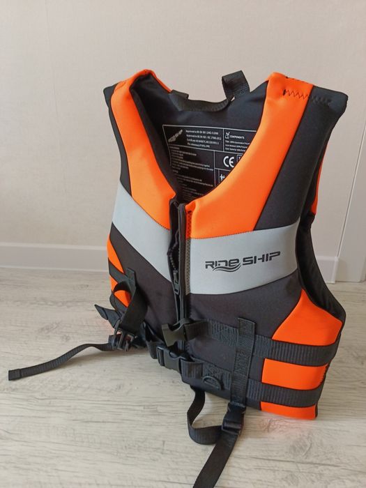 Спасательный жилет