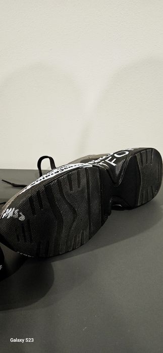 кожаные спортивные кроссовки