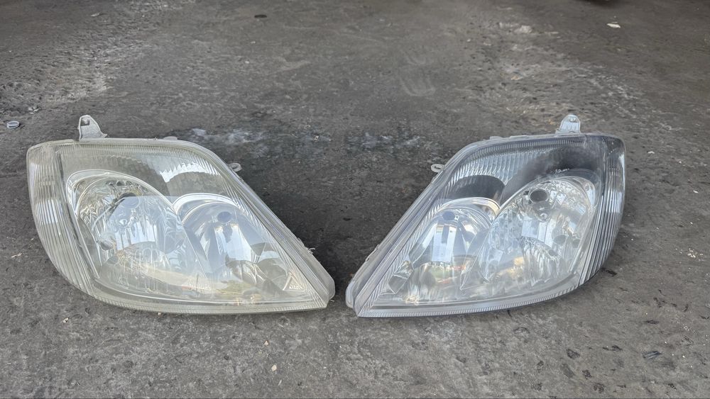 Продам пару фар Corolla 120
