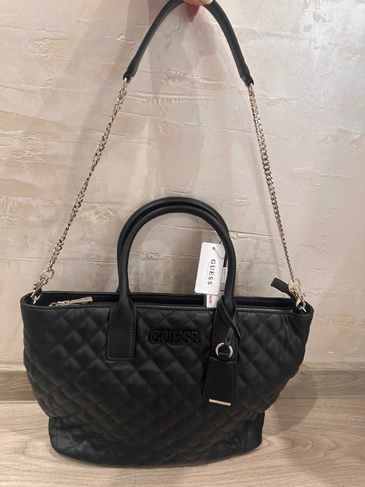GUESS чанта в черно нова
