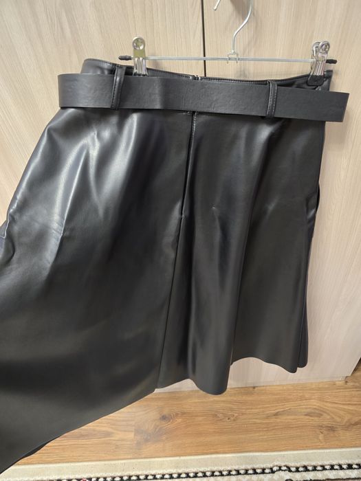 Юбка кожаная с карманами