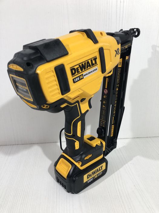 Pistol cuie Dewalt DCN 660