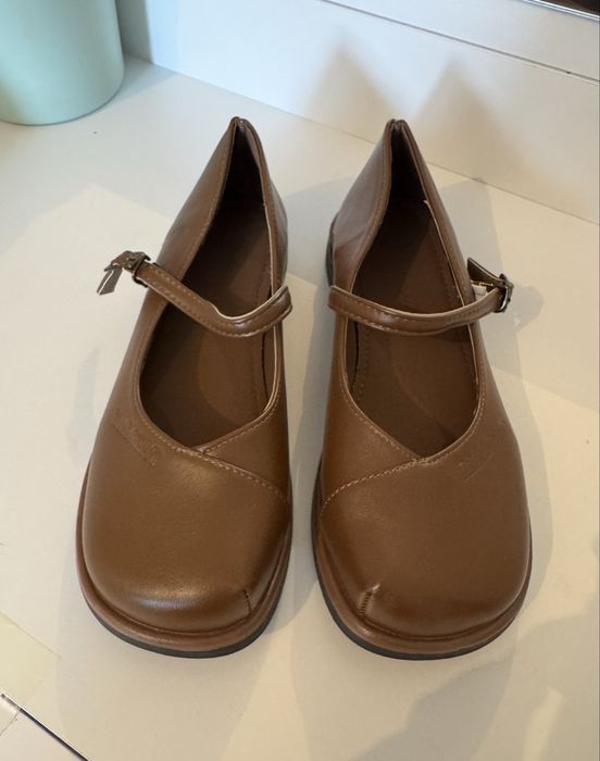 Коричневая женская обувь