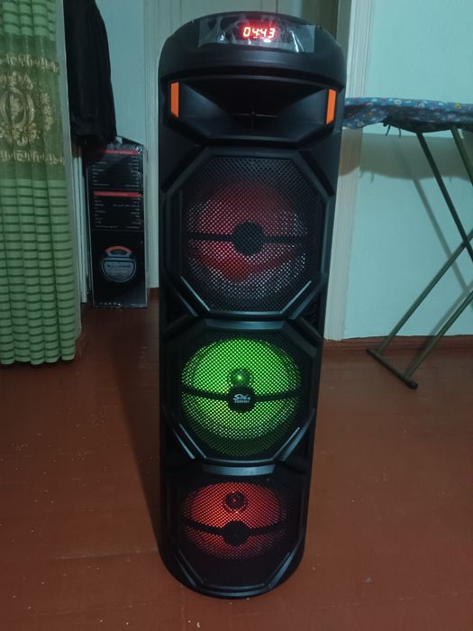 Продам новую мощьную блютуз колонку