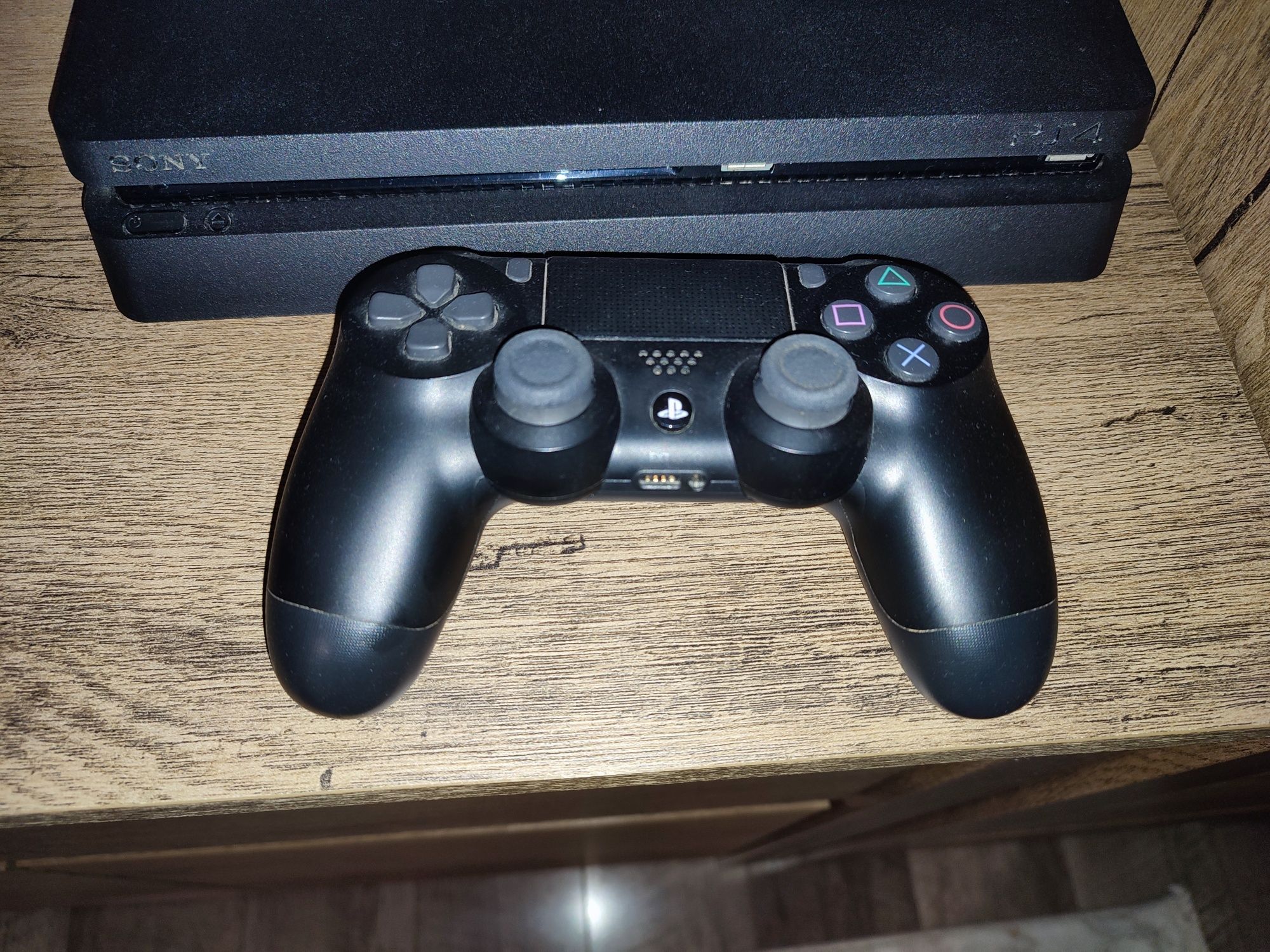 PS4 slim 1tb 2 x Joystick Suceava OLX.ro