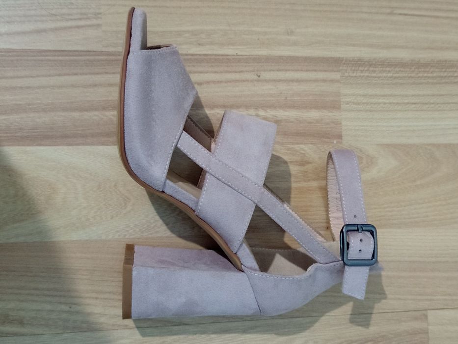 Kabluk poshnali ayollar tuflisi