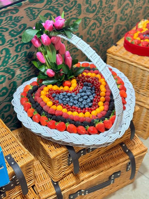 Подарочные боксы, клубника в шоколаде, цветы