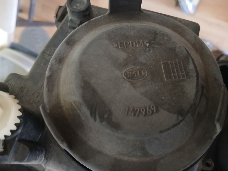 Продавам фарове с мигачи за пасат 4