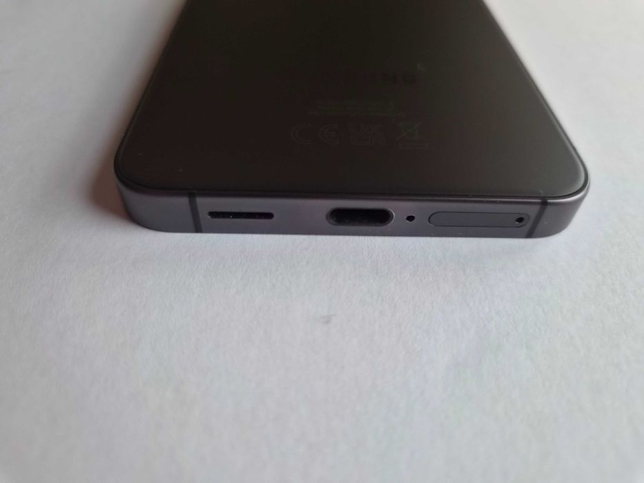Продавам телефон Samsung Galaxy S24 8Gb/256GB Onyx Black  като нов