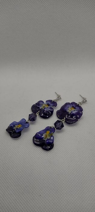 Обеци с естествен цвят на градински теменужки.