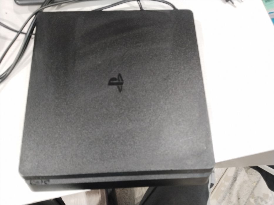 Продаю PS4 Slim 1 ТБ