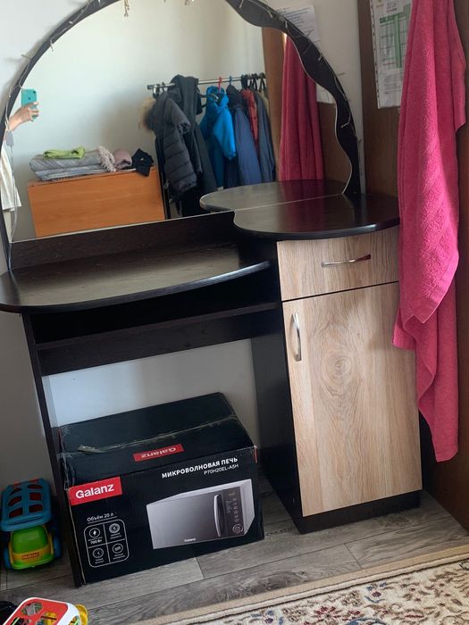 Продам косметический столик