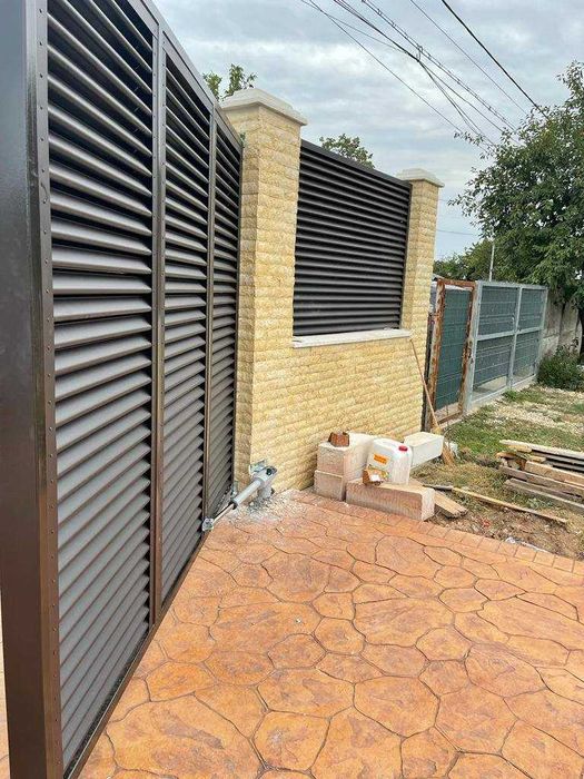 Garduri si porti din panouri stil jaluzele, tabla cutata, sipca metalica, plasa bordurata, fier forjat, BCA sau beton si alte modele la comanda