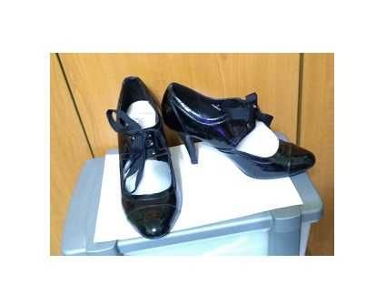 Pantofi M&S UK cu toc inalt negri de lac cu siret, model deosebit, 40