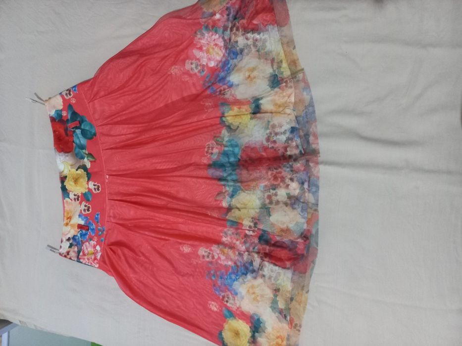 Chiroyli ayollar yubkasi