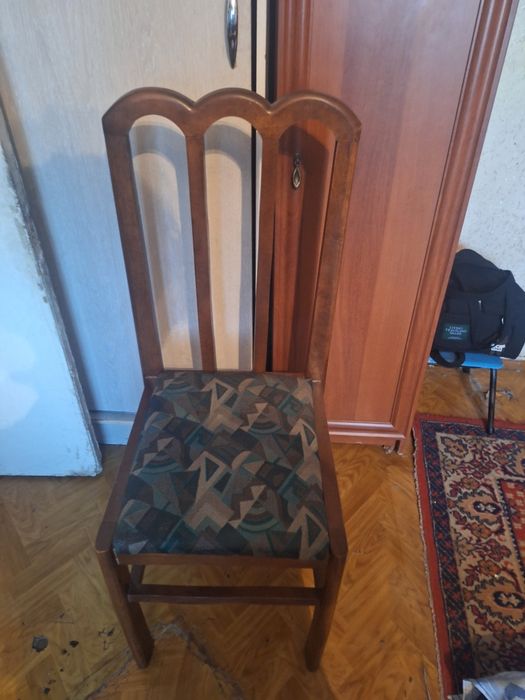 Продам стол  и 8 стульев