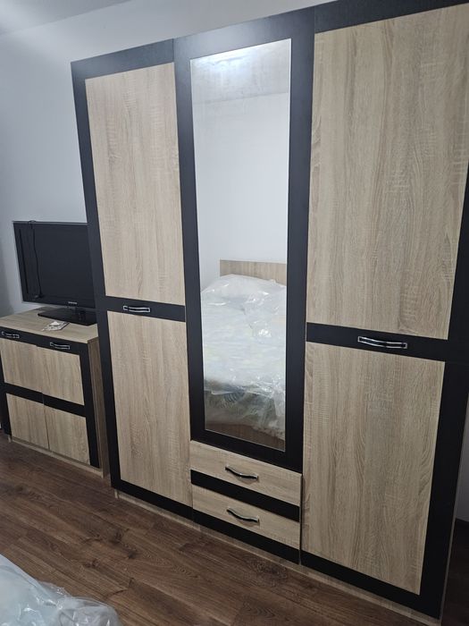 Mobila dormitor formata din pat, dulap, 2 noptiere si comoda tv