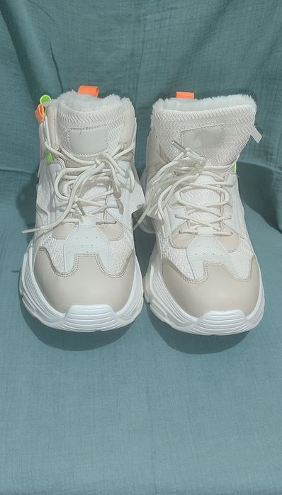 Продам кроссовки новые