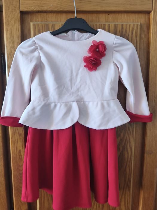 Vând rochii elegante fetițe