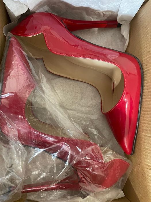 Продам эффектные красные туфли