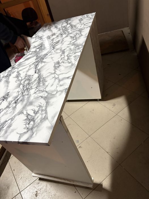 Birou, are trei rafuri in interior si cu sertar