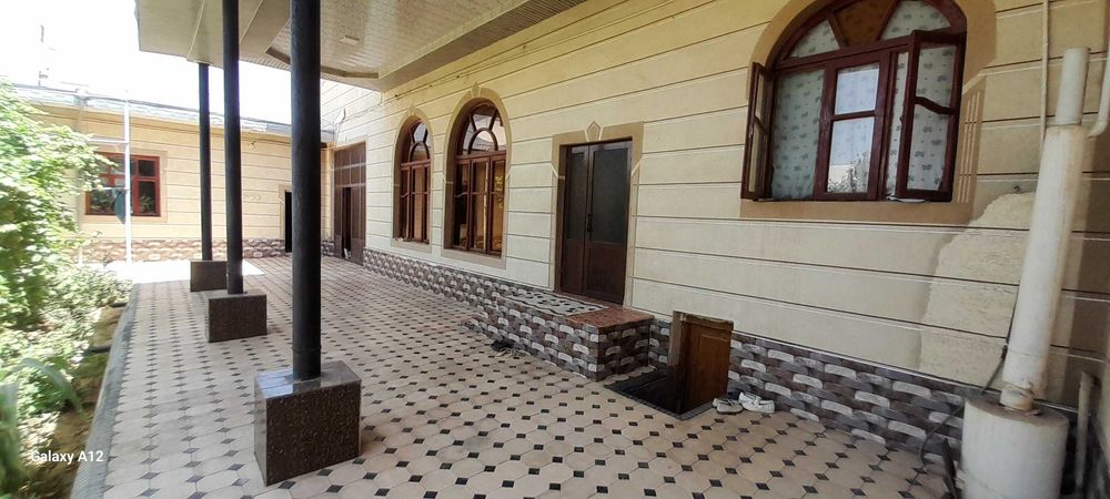 2 Etajli xamma sharoiti ideal bolgan shaxar markazidan hovli sotiladi
