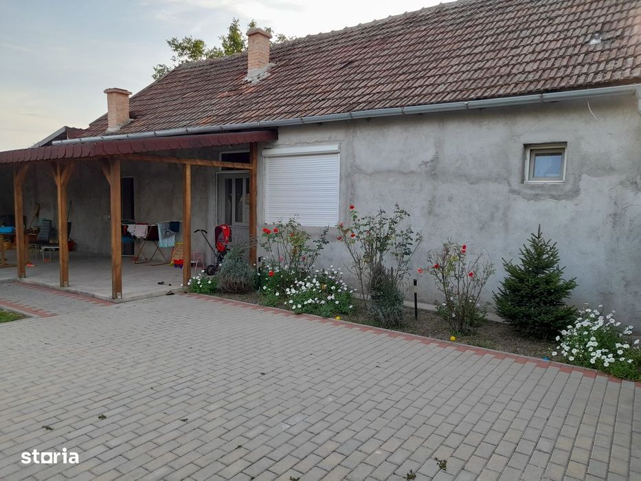 Casă cu 4 camere și curte spațioasă