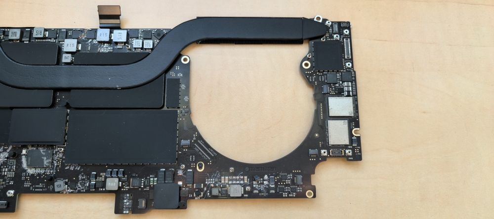 Placa Baza Macbook PRO A2141_DEFECTA_pentru PIESE / Intel i9_16GB DDR4_1TB SSD_AMD Radeon PRO 5300M 4GB_+ Radiator