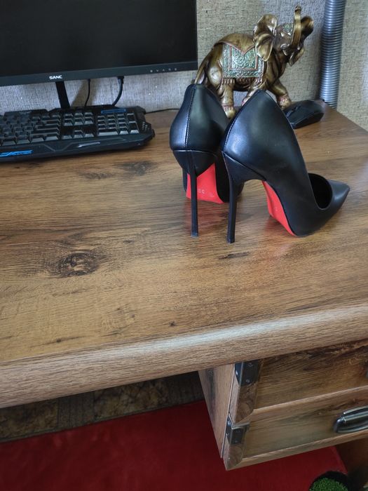 Продам черные туфли